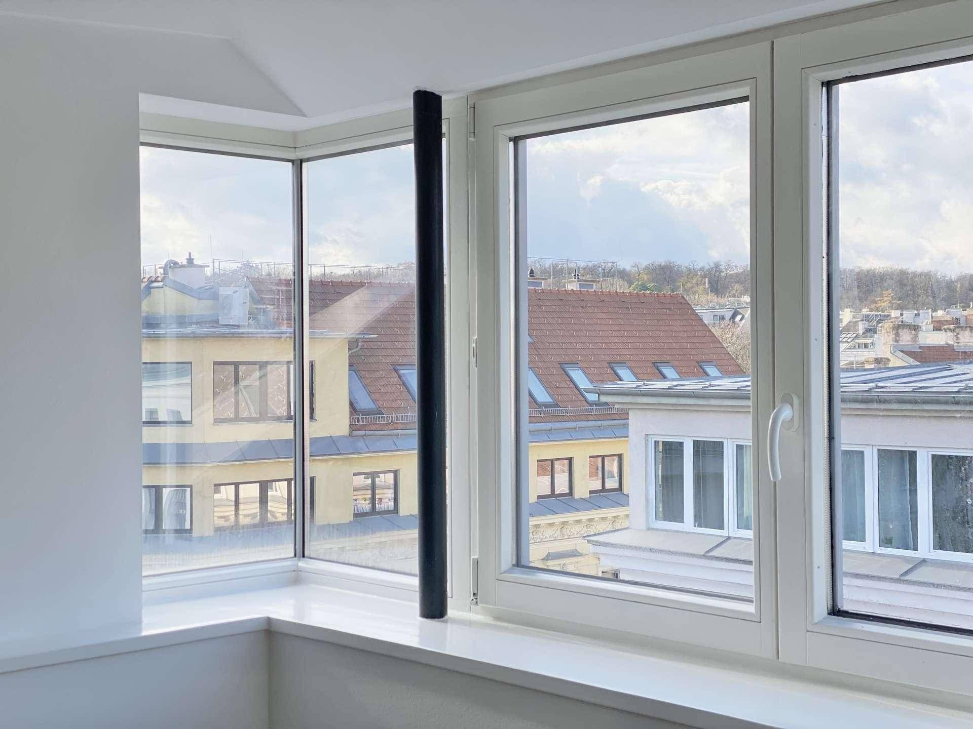 Große Fenster bieten einen weiten Blick über die Dächer der Stadt und die Umgebung.