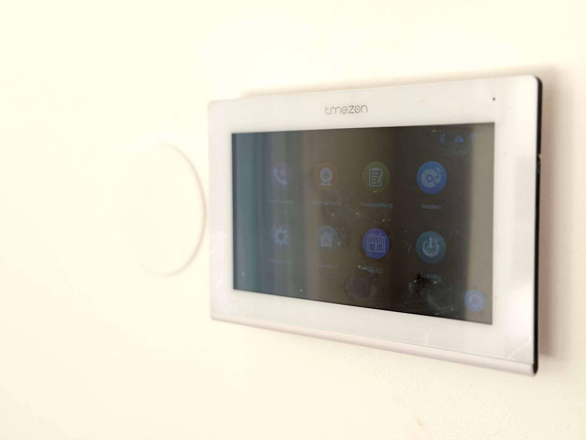 Wandmontiertes Smart-Home-Bedienfeld für moderne Haussteuerung.