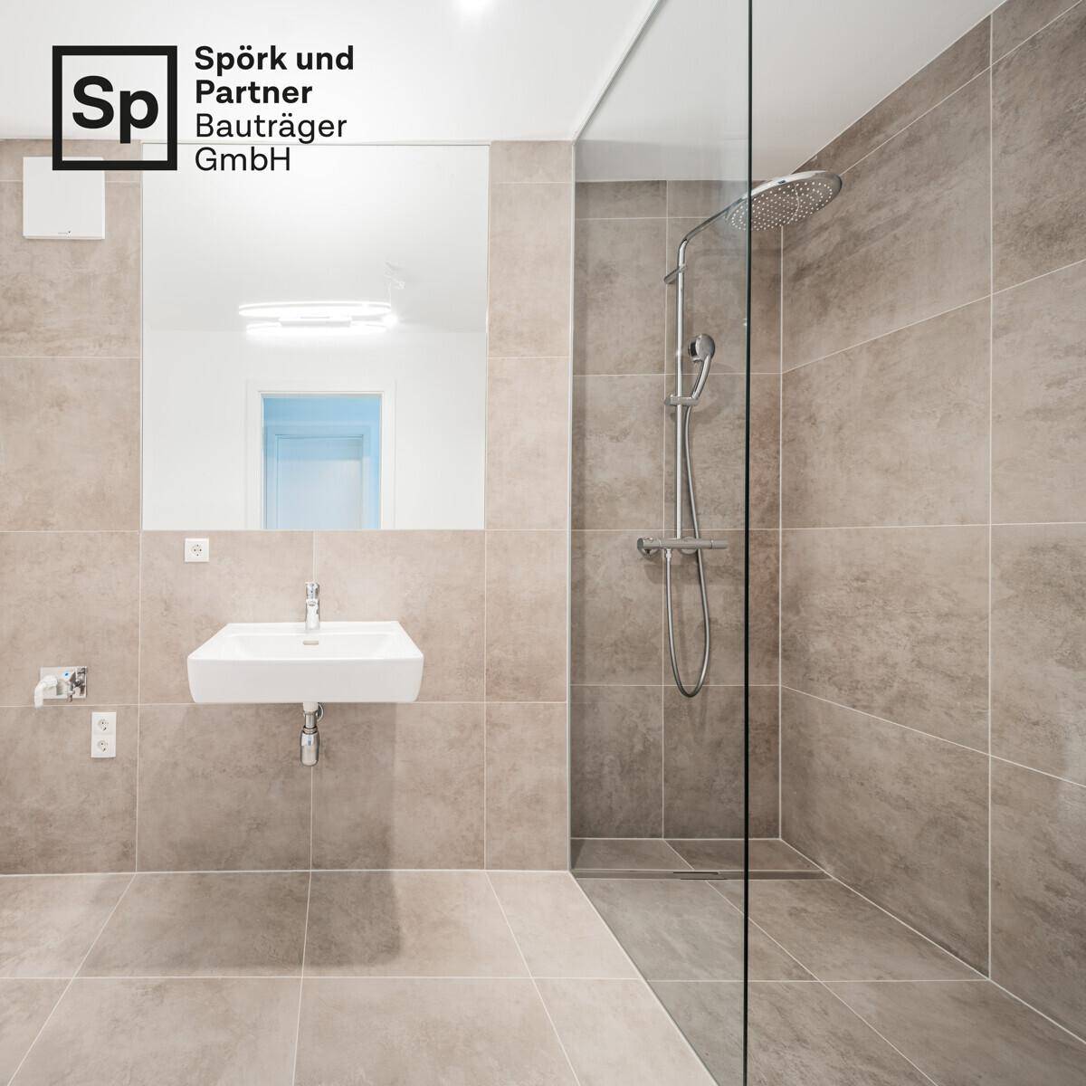 Helles, modernes Badezimmer mit begehbarer Dusche, großem Spiegel und Einzelwaschbecken.