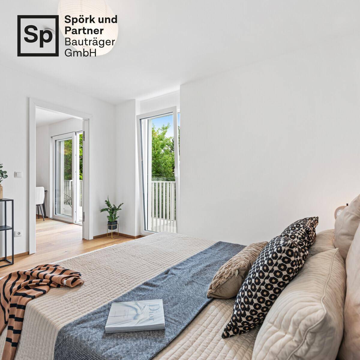 Gemütliches Schlafzimmer mit Holzboden und Zugang zu einem Balkon.
