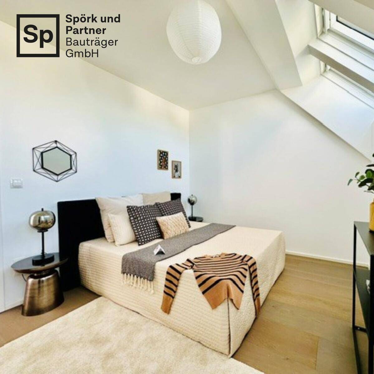 Modernes Schlafzimmer mit Doppelbett, Holzboden und Dachfenster für viel Tageslicht.