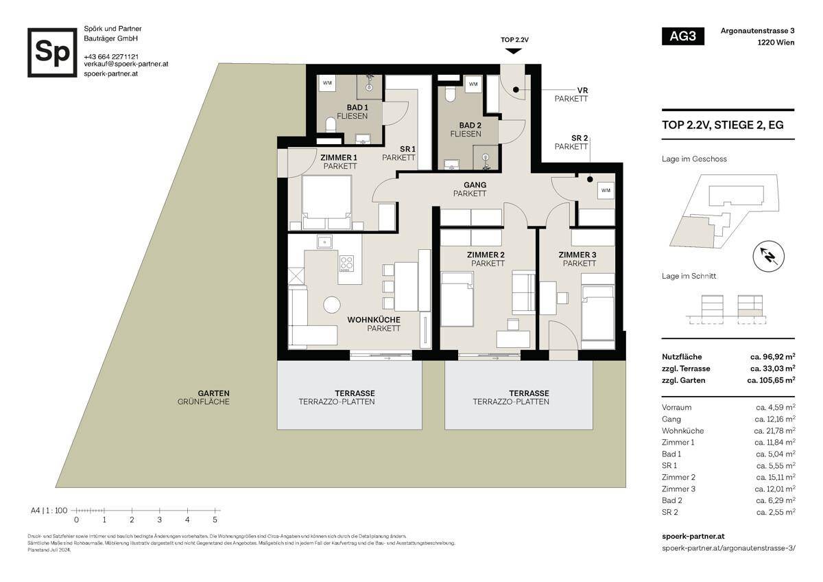 Grundriss einer Erdgeschosswohnung mit drei Schlafzimmern, zwei Bädern, offener Wohnküche, Terrassen und Garten.