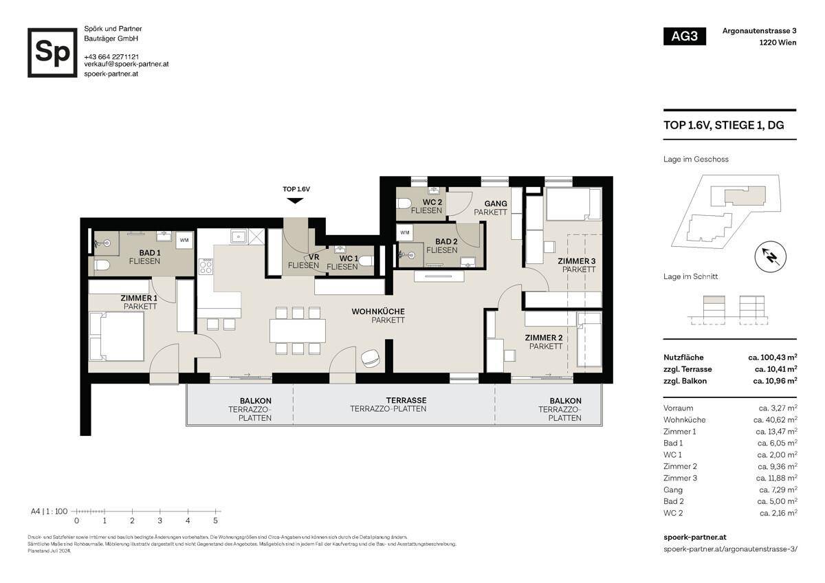 Grundriss einer größeren Wohnung mit drei Schlafzimmern, zwei Bädern, offener Wohnküche, Balkon und Terrasse.