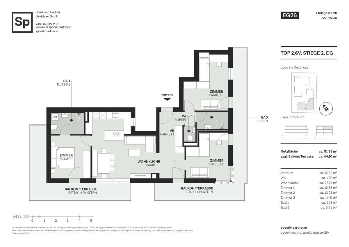 Grundriss einer Dachgeschosswohnung mit offener Wohnküche, drei Schlafzimmern, zwei Bädern, WC und zwei Balkonen/Terrassen.