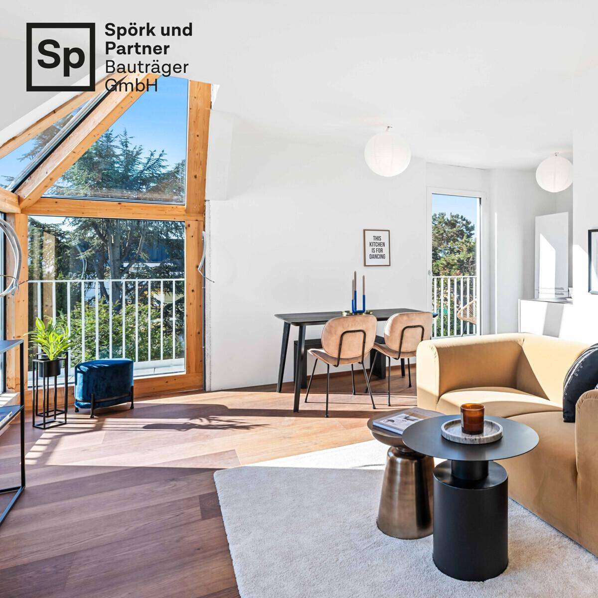 Lichtdurchfluteter Wohnbereich mit Holzboden, modernen Möbeln und Zugang zum Balkon.