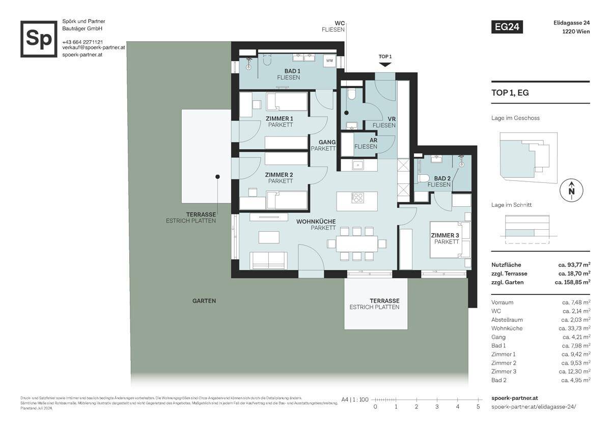 Grundriss einer Erdgeschosswohnung mit offener Wohnküche, drei Schlafzimmern, zwei Bädern, separatem WC, Terrasse und Garten.