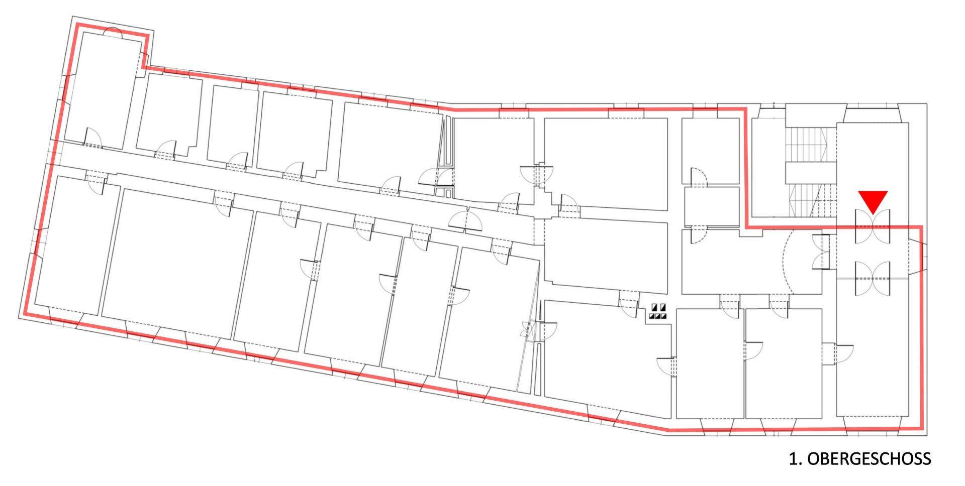 Grundriss des ersten Obergeschosses mit mehreren Räumen und einem zentralen Treppenhauszugang.