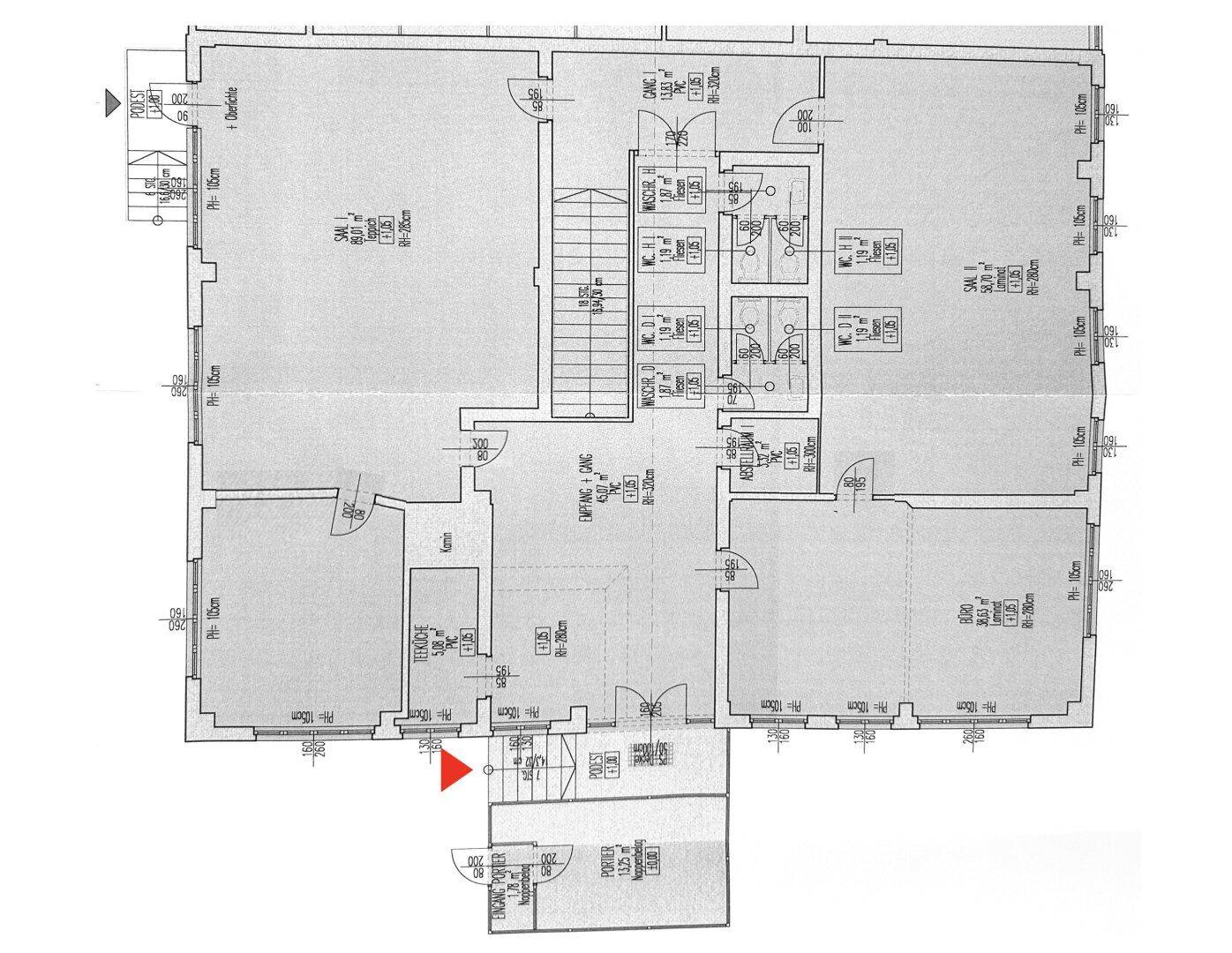 Grundrissplan des Erdgeschosses mit Empfangsbereich, mehreren Räumen, Treppenhaus und Sanitäranlagen.