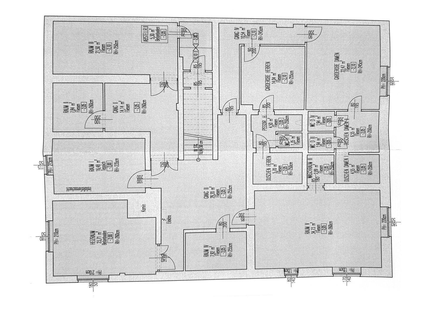 Detaillierter Grundrissplan mit weiteren Räumen, Duschbereichen, Garderoben für Damen und Herren sowie einem Treppenhaus.