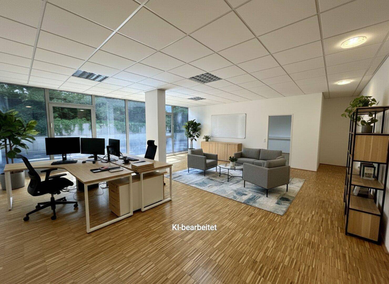 Modern eingerichtetes Büro mit Arbeitsplätzen, Sitzbereich und großen Fenstern für viel Tageslicht.