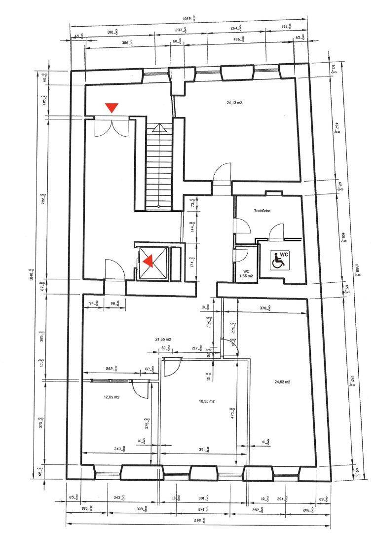 Detaillierter Grundriss einer Etage mit verschiedenen Räumen, Treppenhaus und barrierefreiem WC.