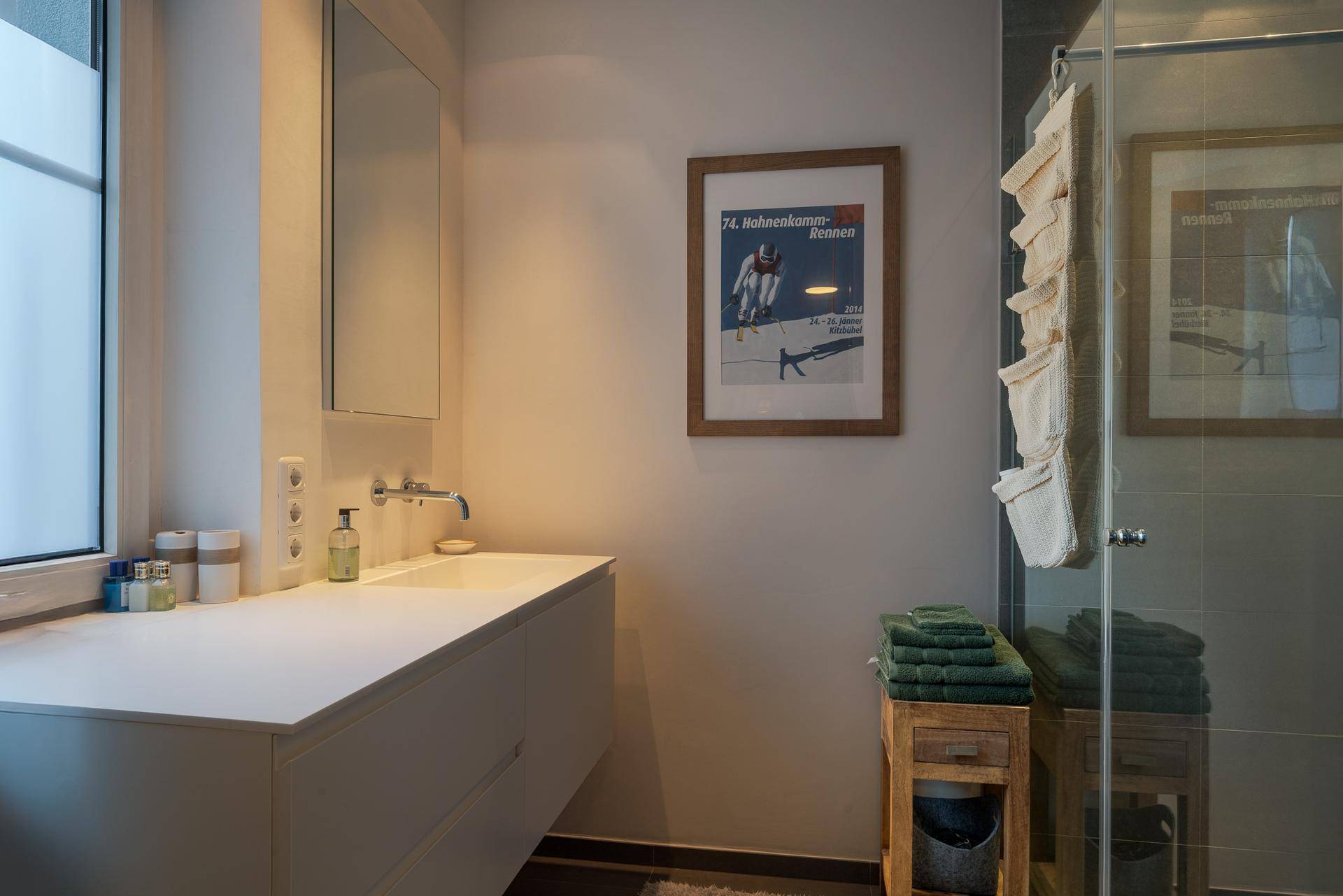 Modernes Badezimmer mit Waschtisch, Spiegelschrank und begehbarer Dusche, hell und funktional.