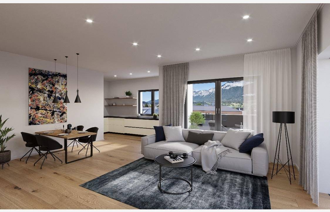 Heller Wohn-Essbereich mit Holzboden, moderner Einrichtung und Zugang zu einem Balkon mit Bergblick.