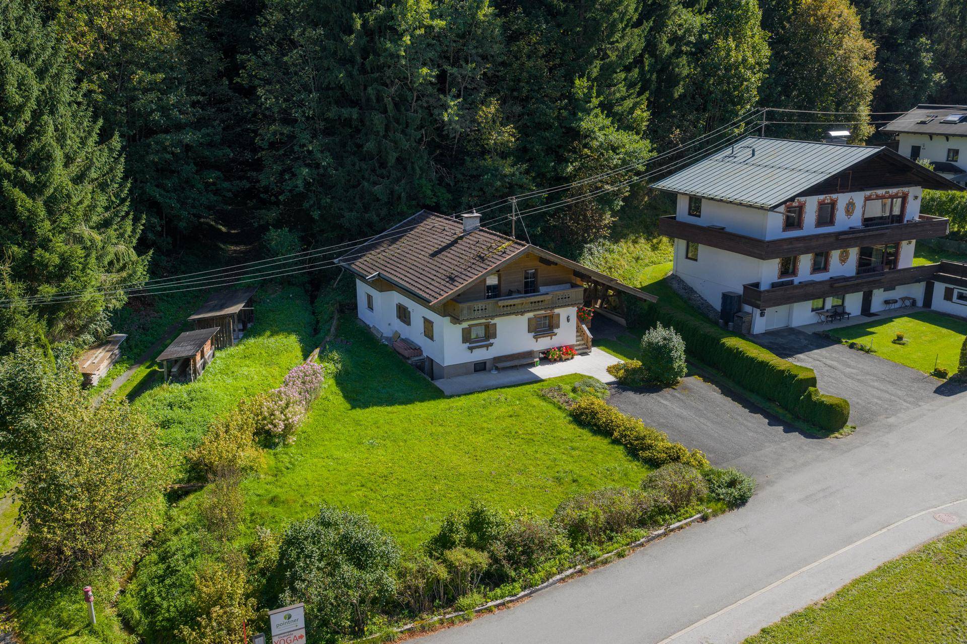 Übersicht des Anwesens mit Haupthaus, Nebengebäude und weitläufigem Gartenbereich in ländlicher Umgebung.