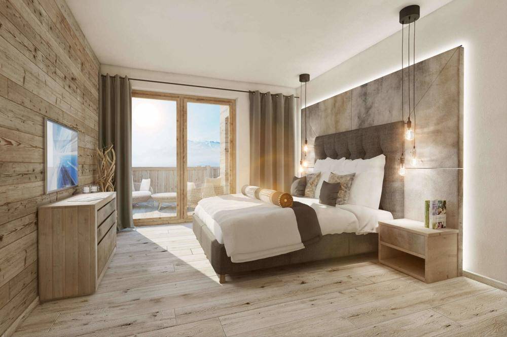 Helles Schlafzimmer mit Holzwand, Balkonzugang und Blick auf die Berge, modern eingerichtet.