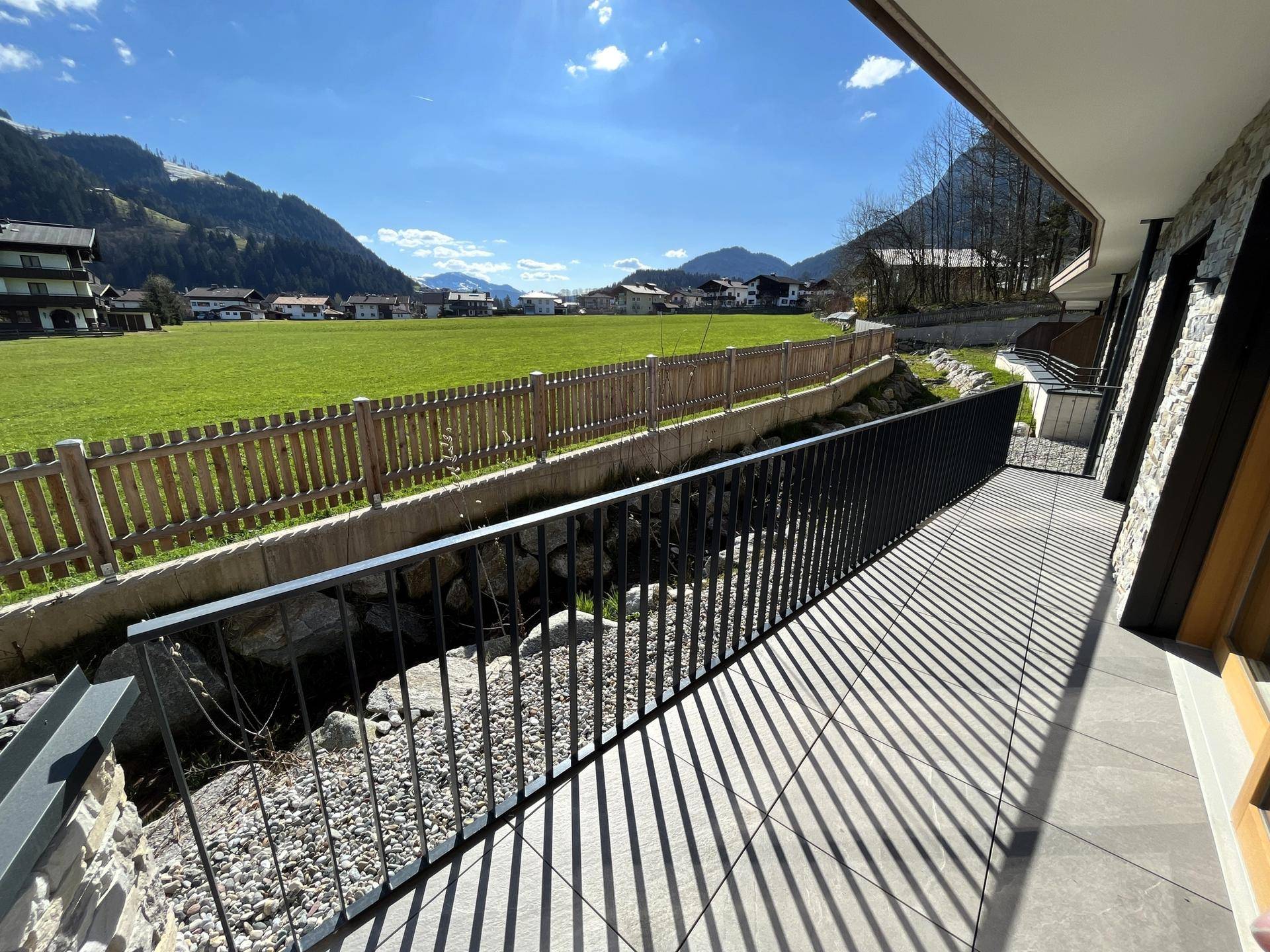 Langer Balkon mit Bergblick und Blick auf die grüne Landschaft, ideal zum Entspannen im Freien.