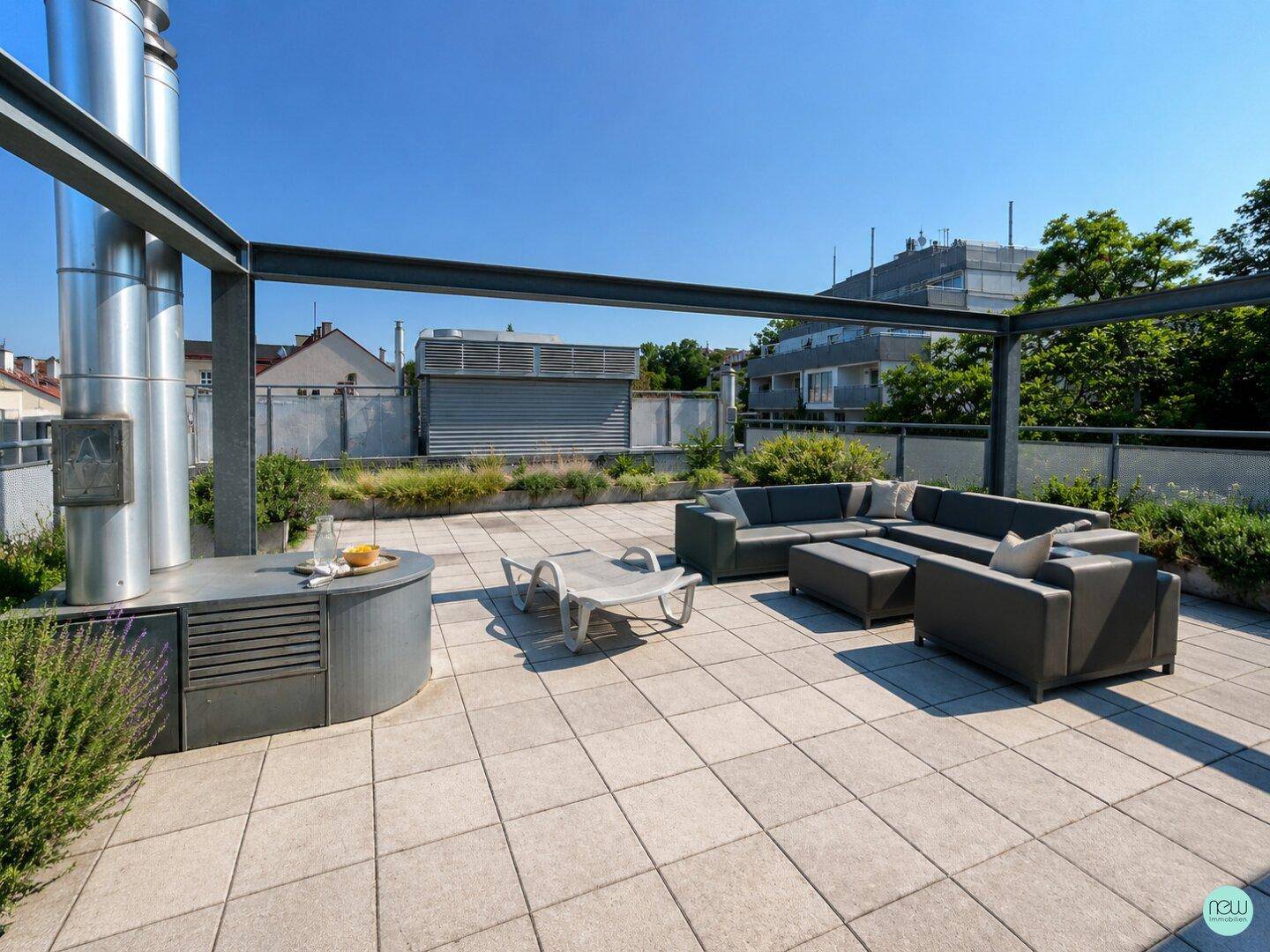 Geräumige Dachterrasse mit modernen Outdoor-Möbeln, Fliesenboden und weitem Stadtblick.