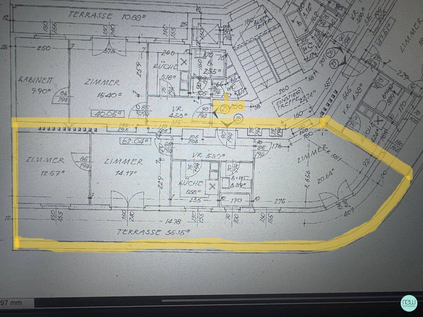 Detaillierter Grundriss einer Wohnung mit mehreren Zimmern, Küche, Bad und einer großen Terrasse.