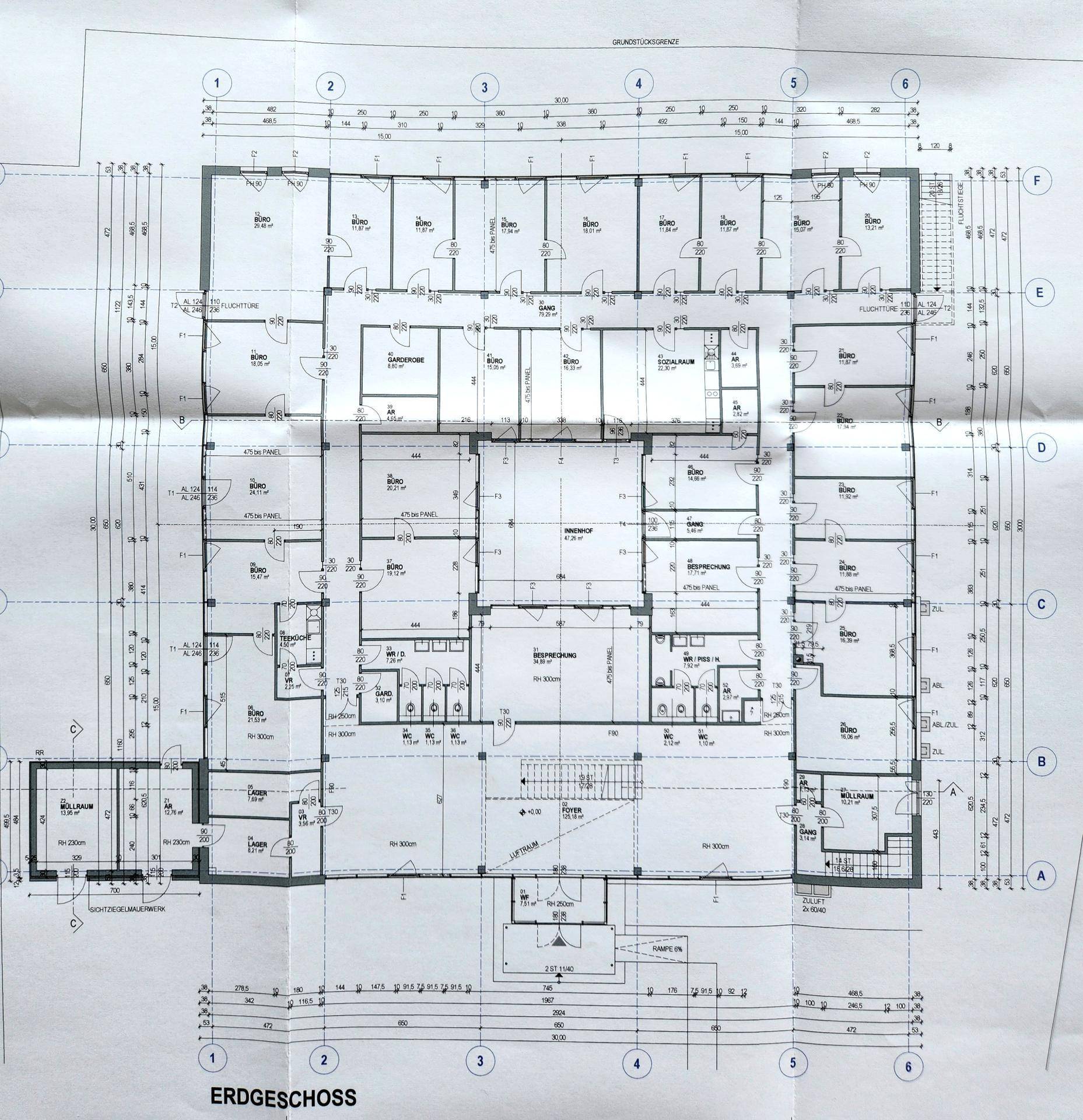 Detaillierter Grundriss des Erdgeschosses mit mehreren Büroräumen, Sanitäranlagen und Aufzug.