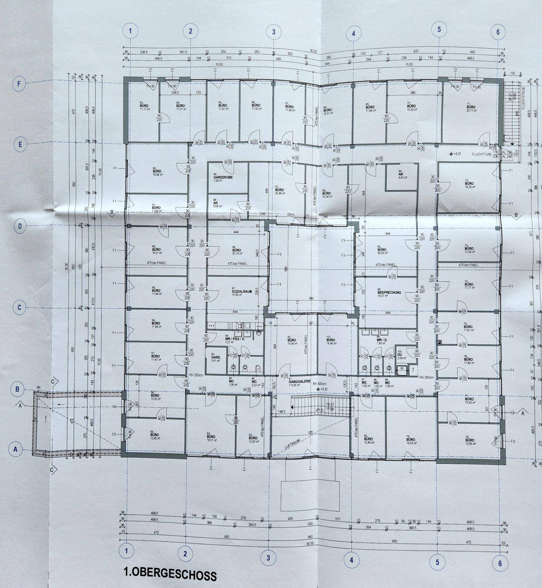 Detaillierter Grundriss des ersten Obergeschosses mit zahlreichen Büroeinheiten und Fluren.