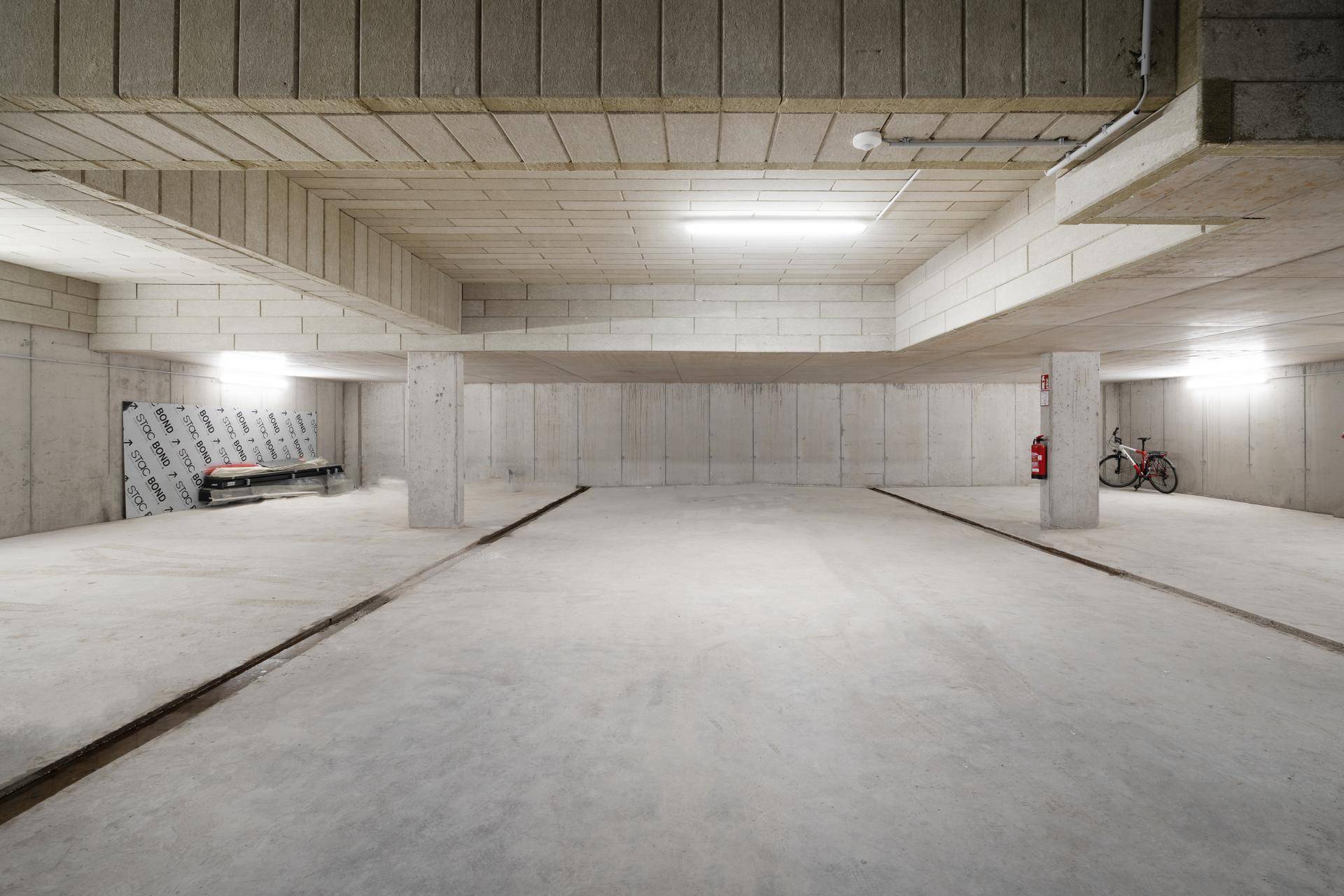 Geräumige Tiefgarage mit Betonwänden und -decken, bereit für die Nutzung.