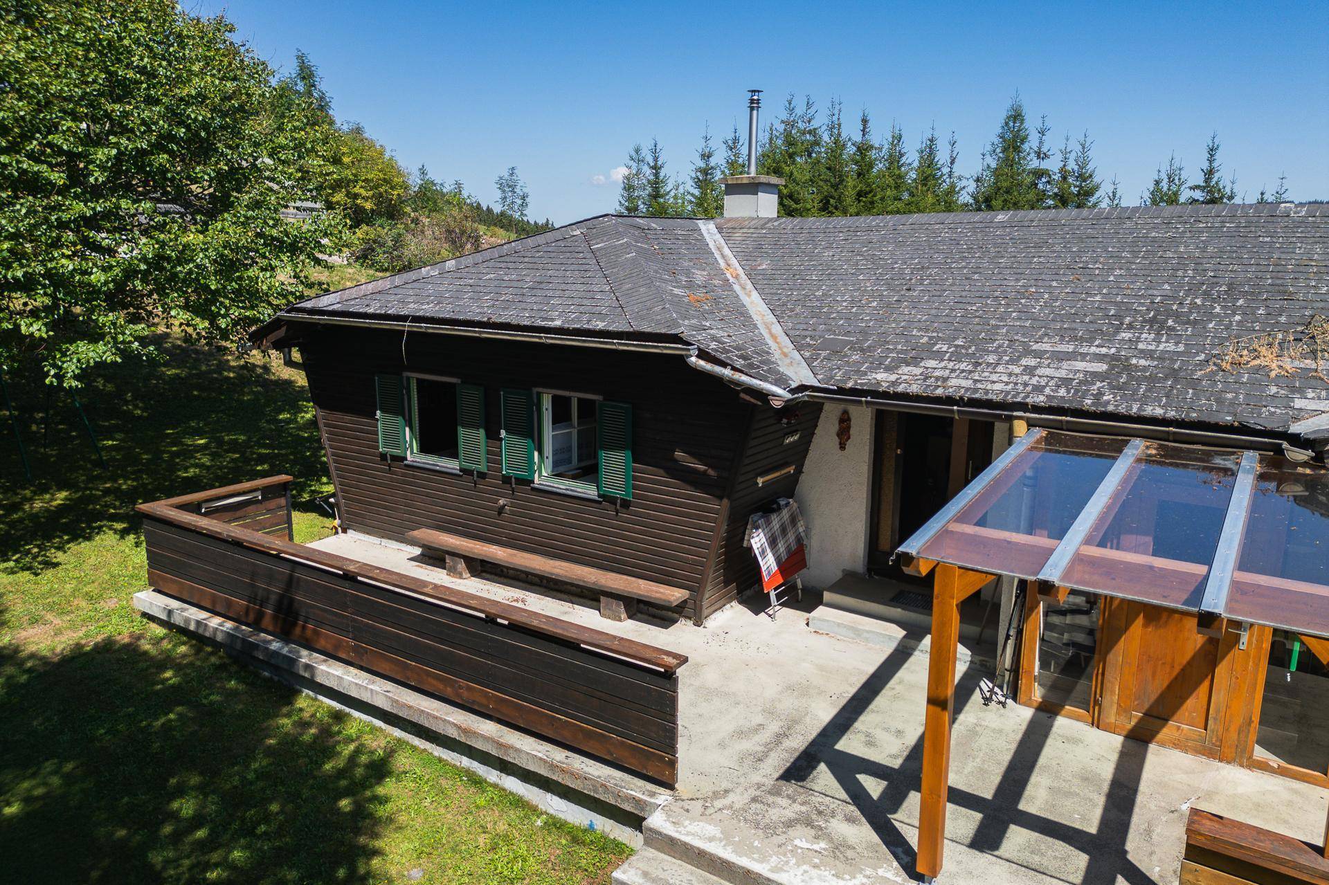 Gemütliche Terrasse mit Holzboden und Sitzgelegenheiten, ideal für entspannte Stunden im Freien.
