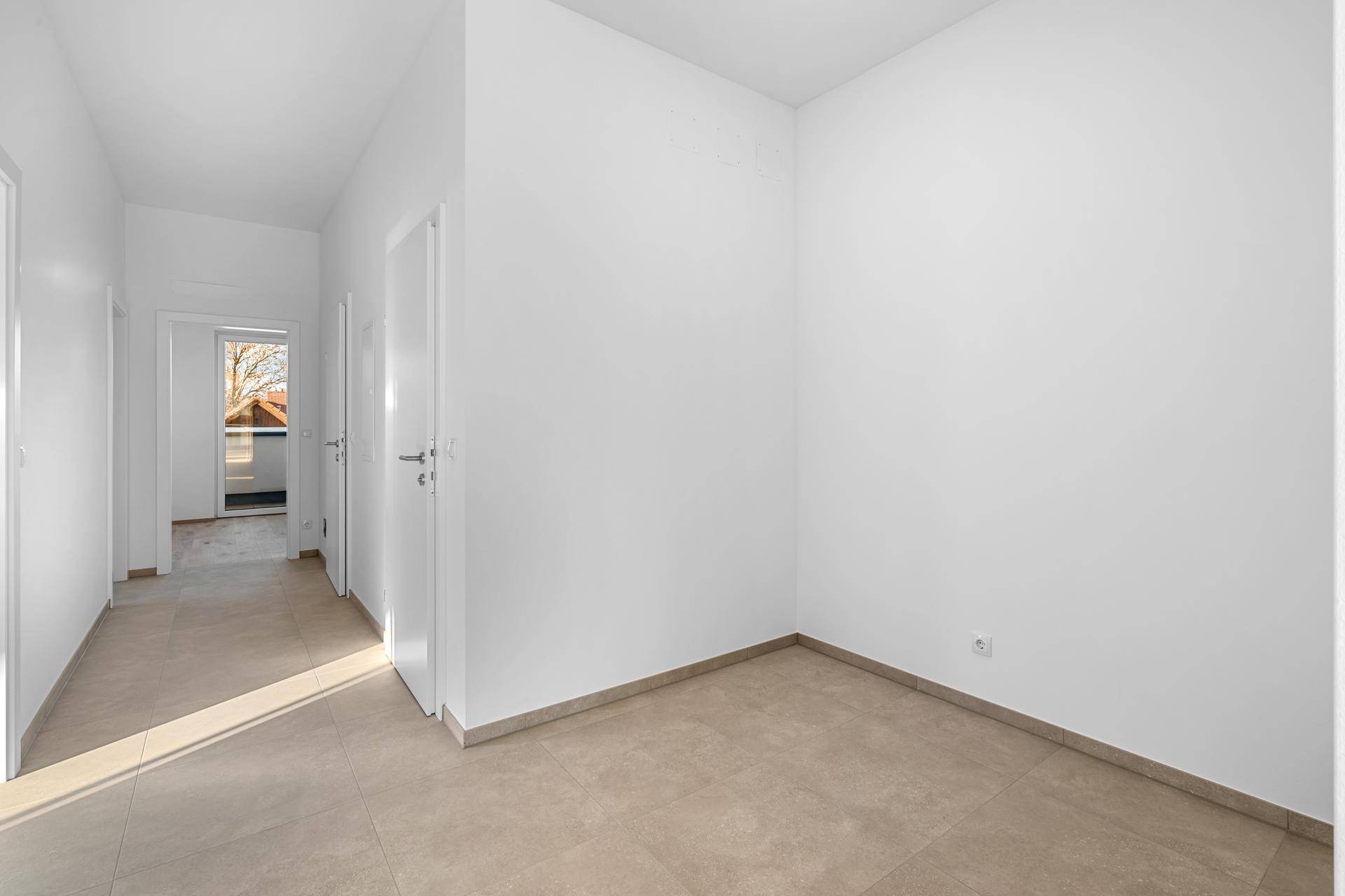 Kleiner, heller Raum mit Fliesenboden, ideal als Büro oder Gästezimmer nutzbar.