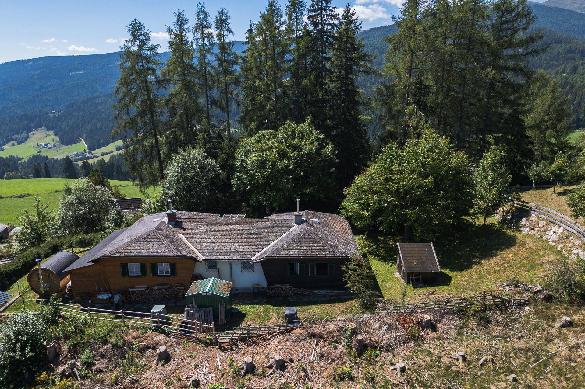 Vogelperspektive des Anwesens mit seinem Satteldach und der umgebenden grünen Natur.