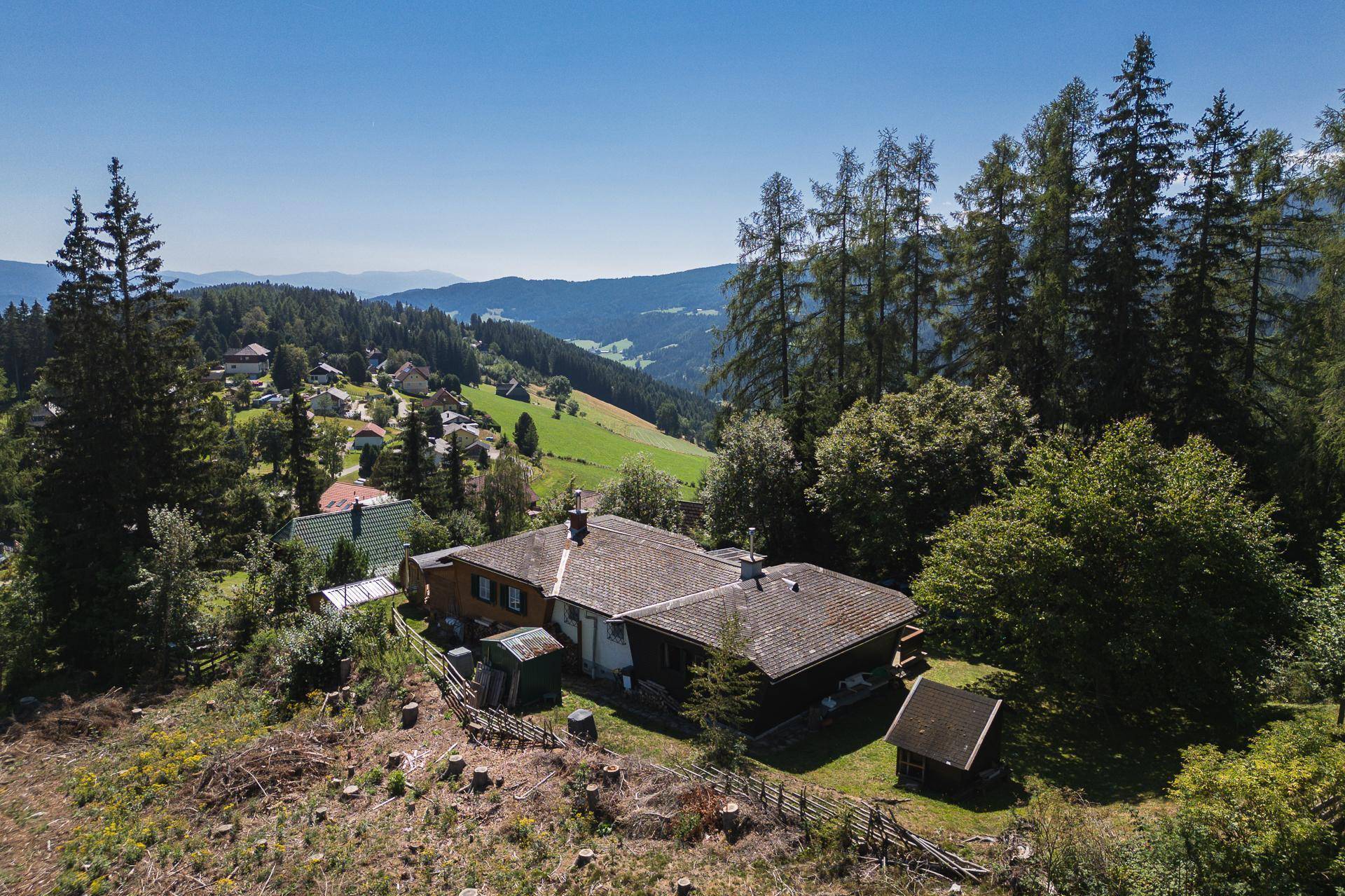 Luftaufnahme des Hauses in einer ländlichen Umgebung mit weitem Blick über die hügelige Landschaft.
