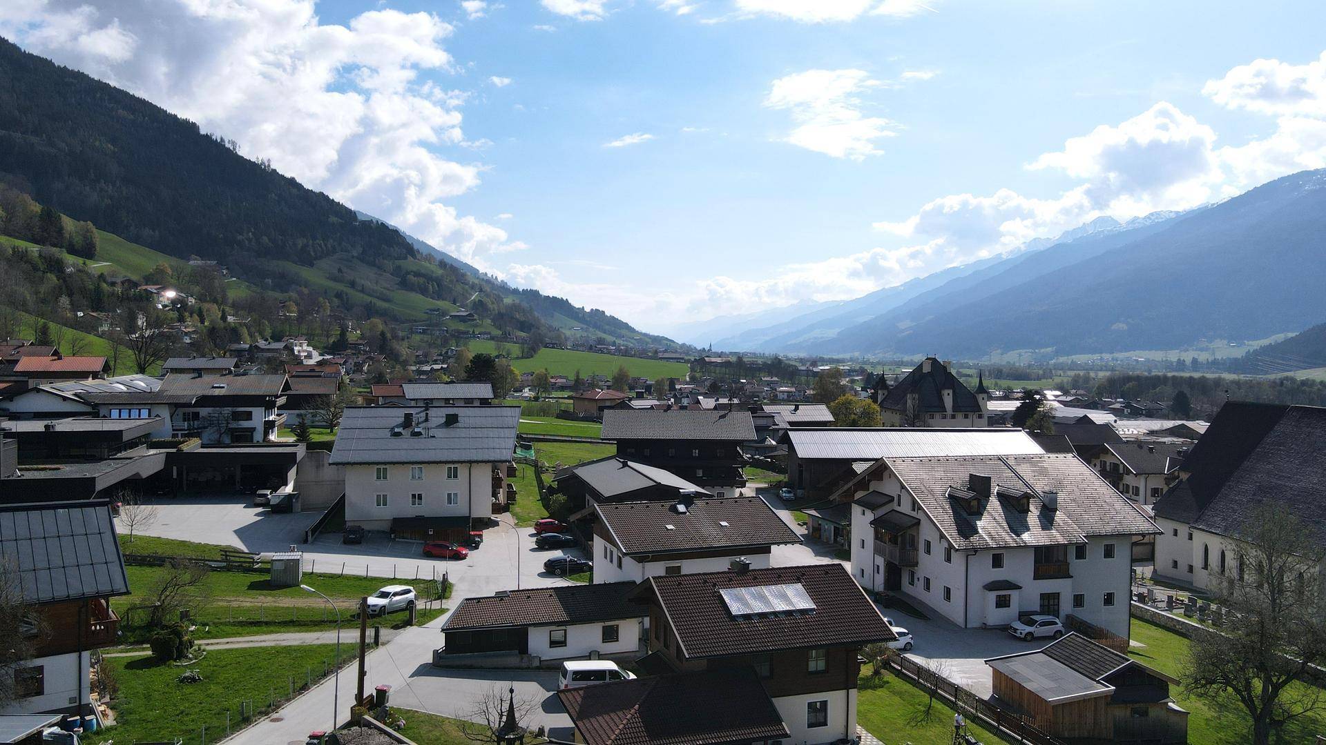 Freistehendes Mehrfamilienaus mit vielen Nutzungsmöglichkeiten am Dorfrand mit herrlichem Blick auf die Hohen Tauern - Ansicht 2