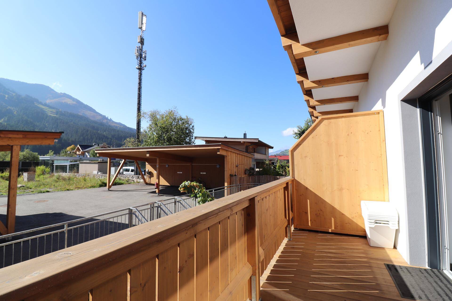 Holzbalcon mit Blick auf die Berge und die umliegende Landschaft.