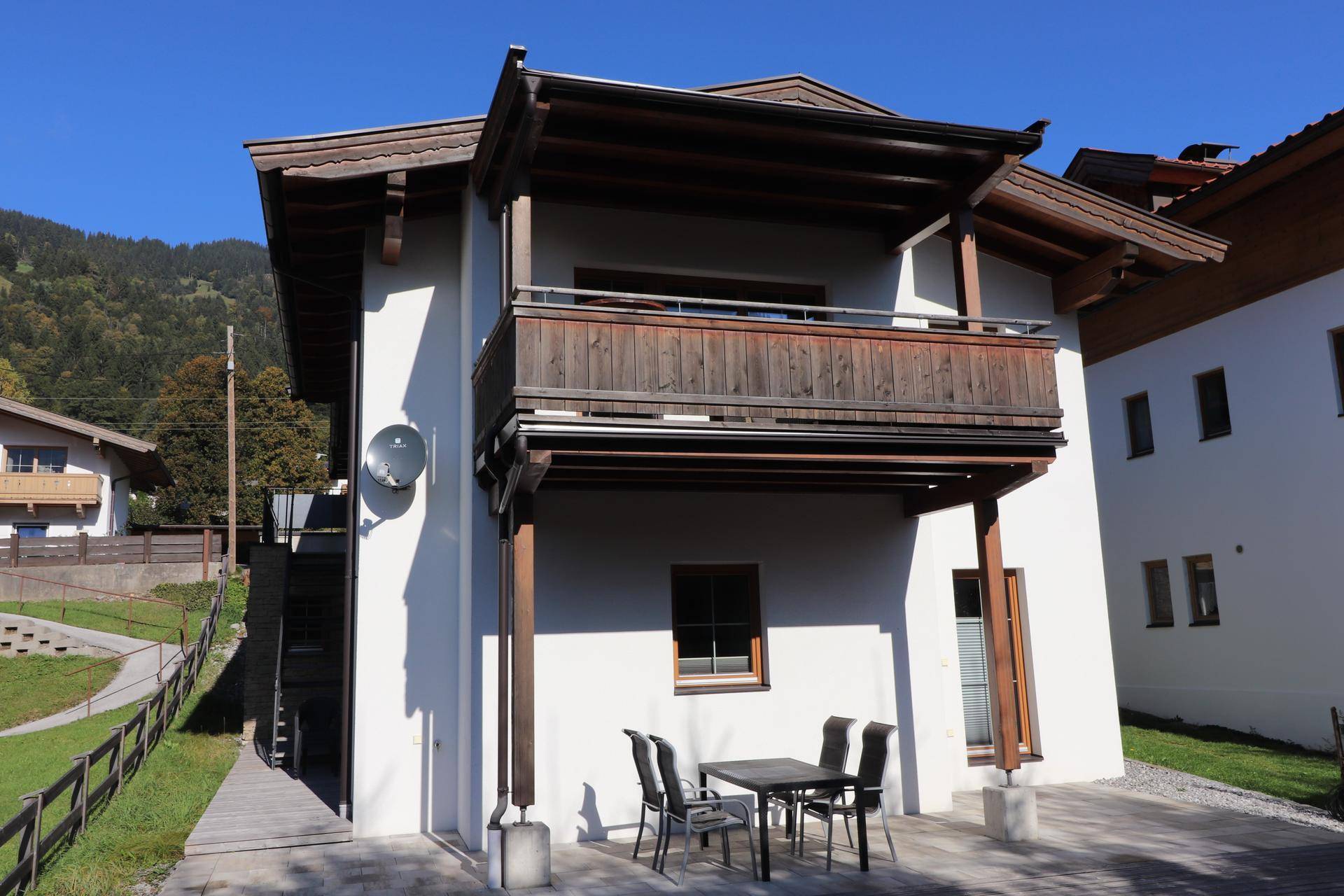 Ansicht des Hauses mit Balkon, Terrasse und Blick auf die umliegende Natur.