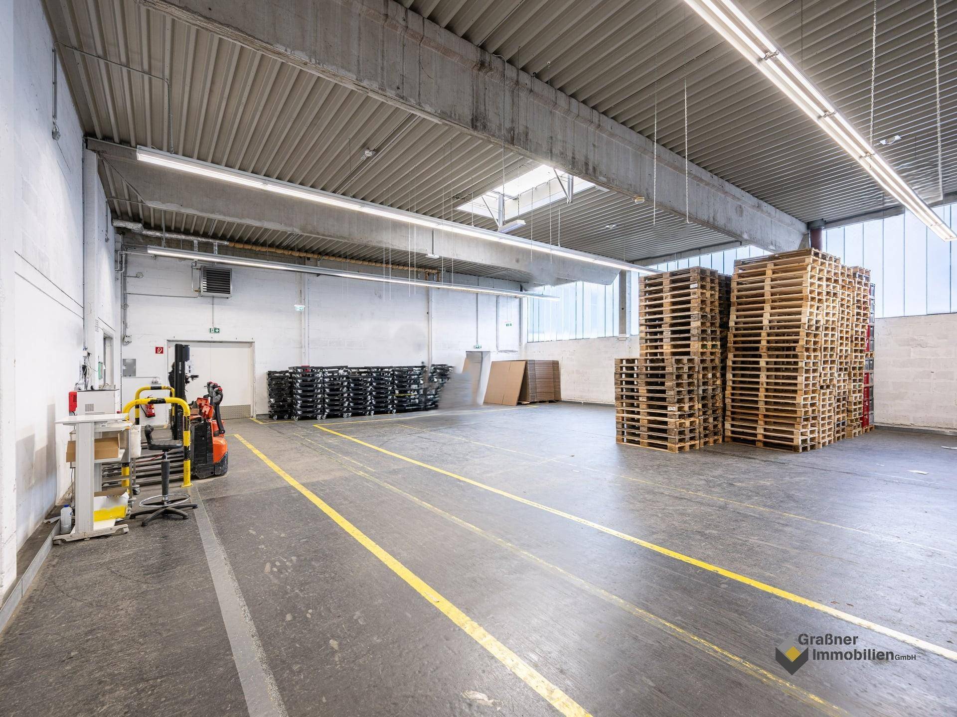 Eigenständiges Betriebsobjekt - Halle 5.200 m² + Büro 838 m² + Freifläche