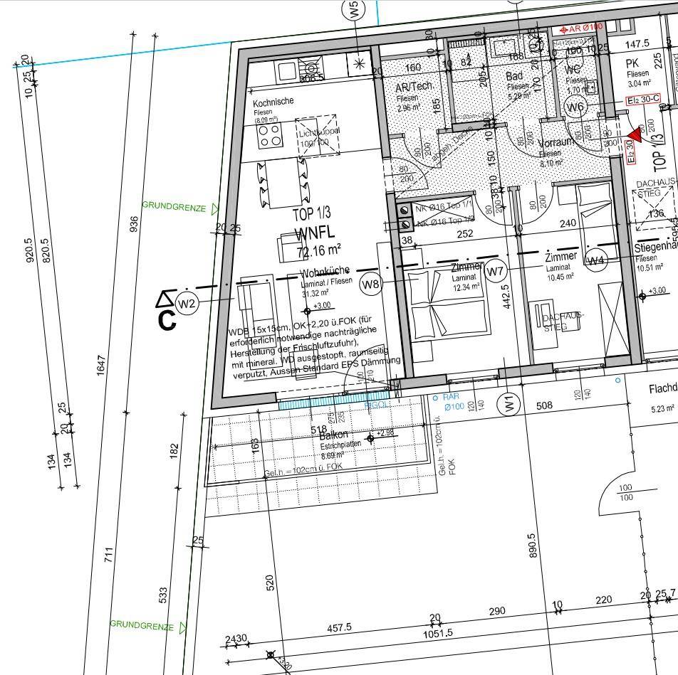 Detaillierter Grundriss einer Wohnung mit Wohnküche, Schlafzimmern und Balkon.
