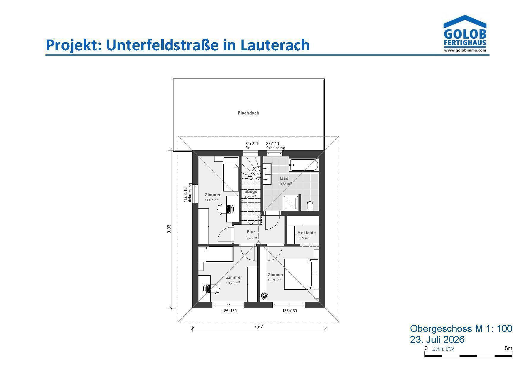 Grundriss des Obergeschosses mit drei Schlafzimmern, einem Badezimmer, Ankleide und Zugang zu einer Flachdachfläche.
