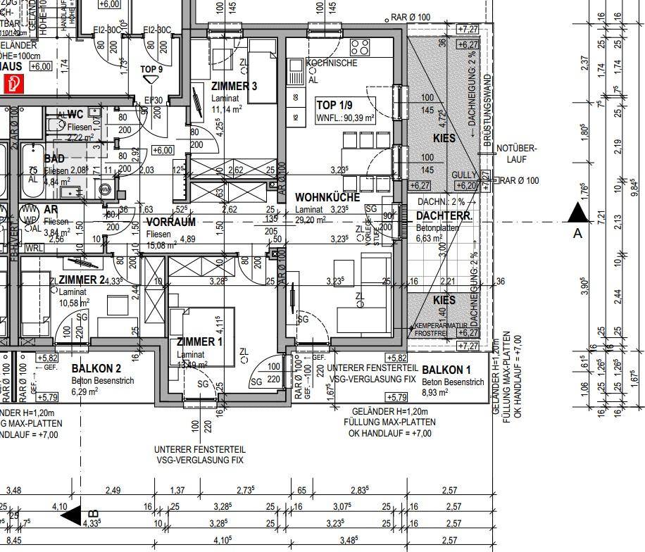 Detaillierter Grundriss einer Wohnung mit mehreren Zimmern, Balkonen und Wohnküche.