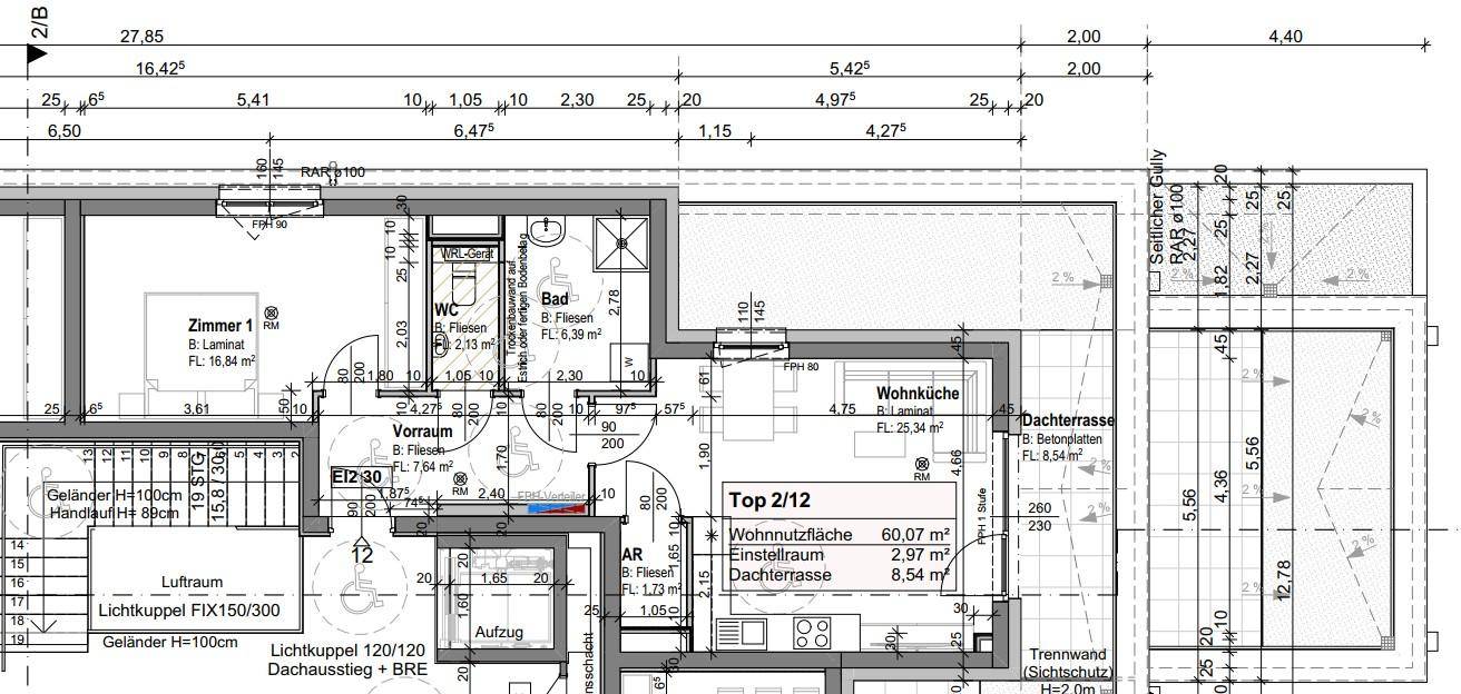 Detaillierter Grundriss einer Wohnung mit Wohnküche, Bad, WC und großer Dachterrasse.
