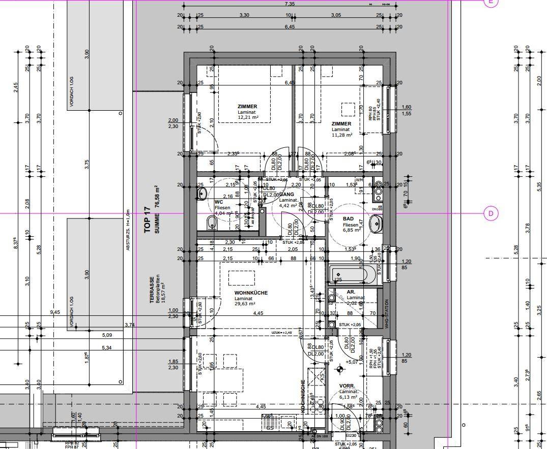 Detaillierter Grundriss einer Wohnung mit Wohnküche, zwei Zimmern, Bad und Terrasse.