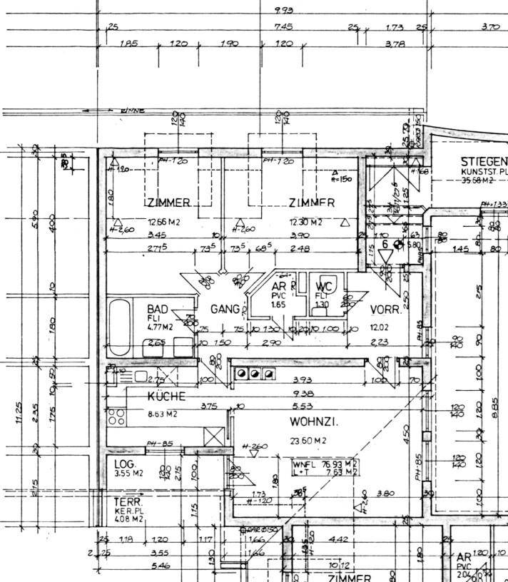 Grundriss einer Wohnung mit Zimmern, Bad, WC, Küche, Wohnzimmer, Loggia und Terrasse.