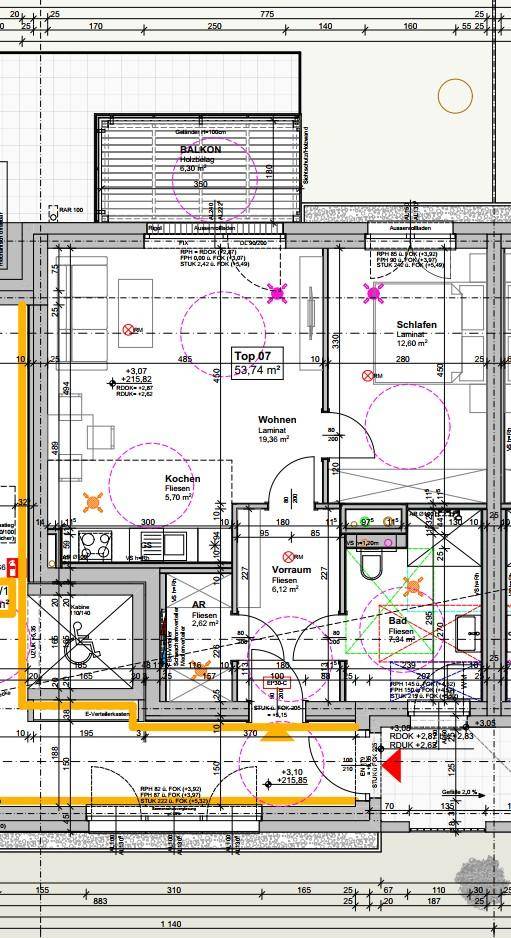 Detaillierter Grundriss von Top 07 mit Wohnbereich, Küche, Schlafzimmer und Balkon.