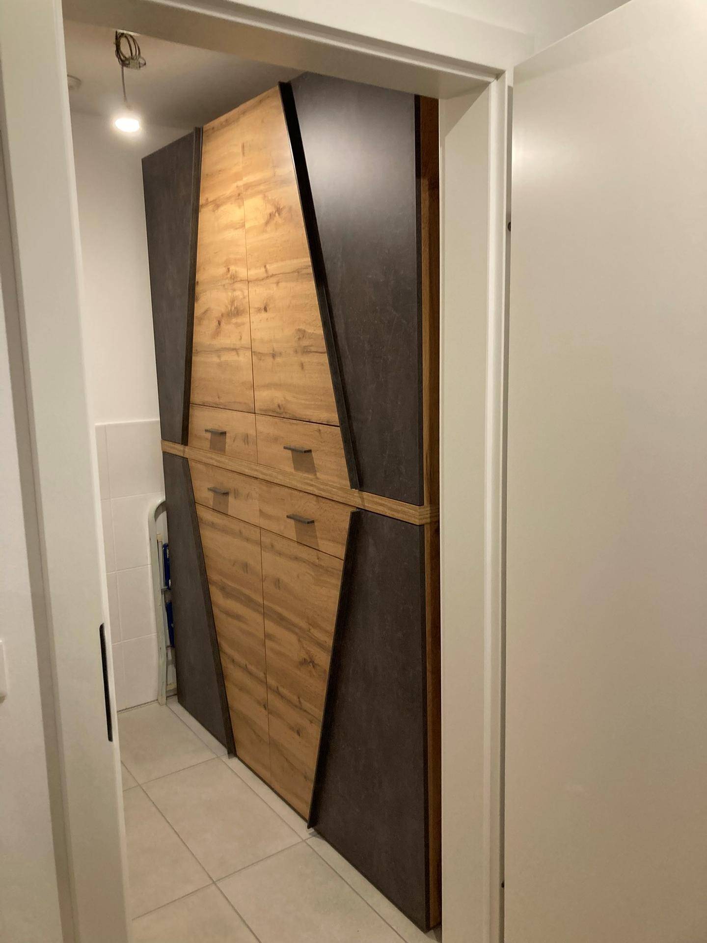 Moderner Einbauschrank mit Holz- und dunklen Akzenten in einem schmalen Durchgangsbereich.