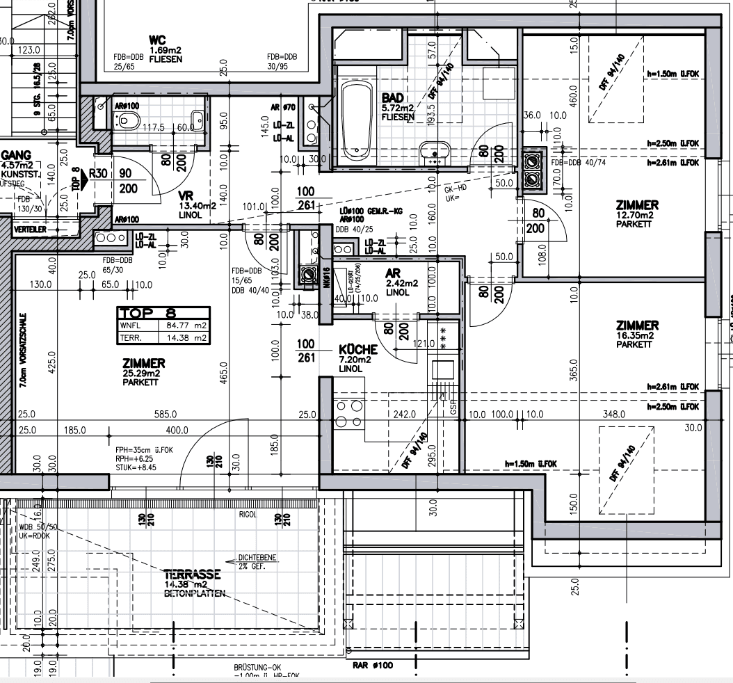 Detaillierter Grundriss einer Wohnung mit mehreren Zimmern, Bad, WC und Terrasse.
