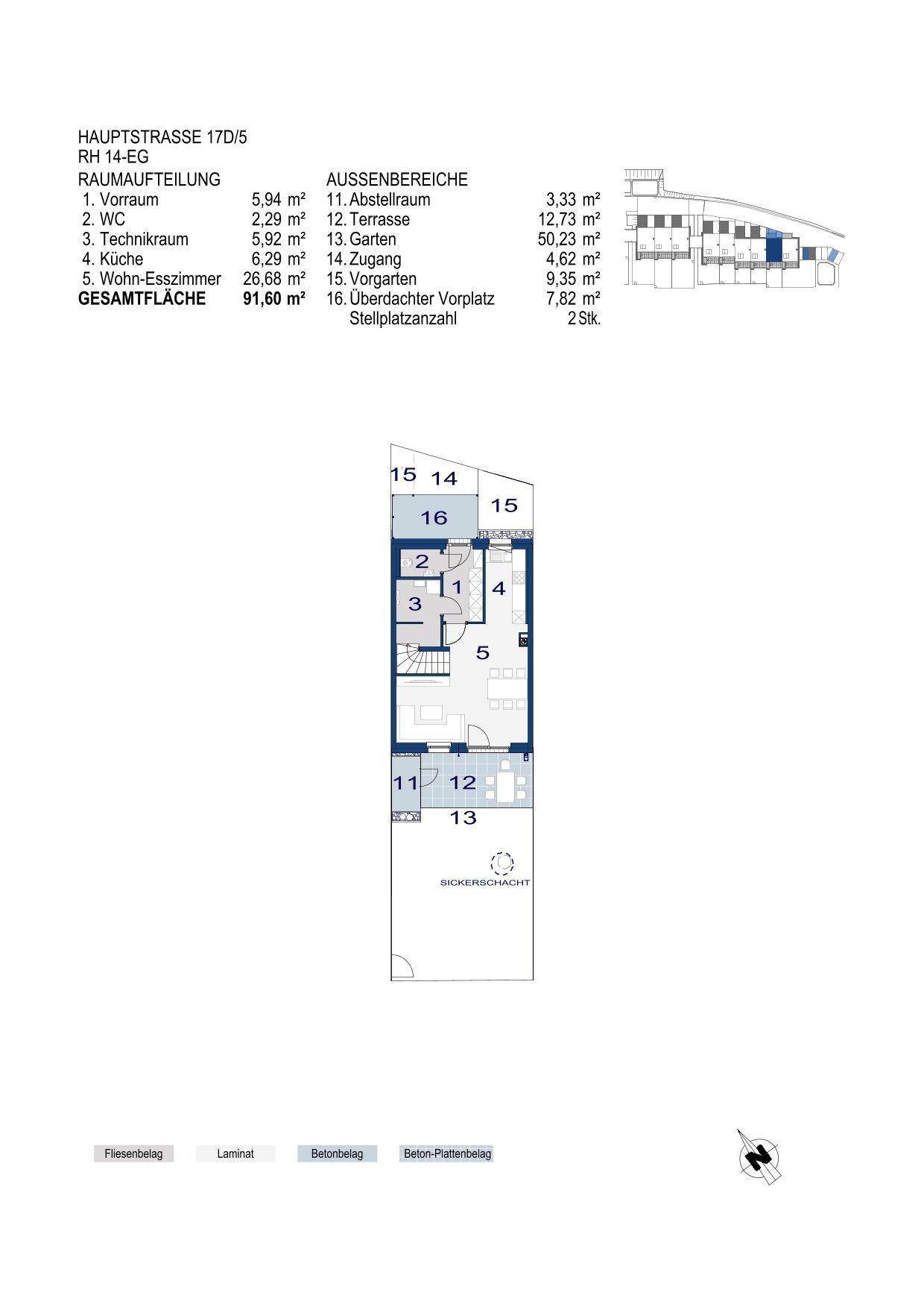Grundriss des Erdgeschosses mit offenem Wohn-Essbereich, Küche, Gäste-WC und Zugang zur Terrasse.