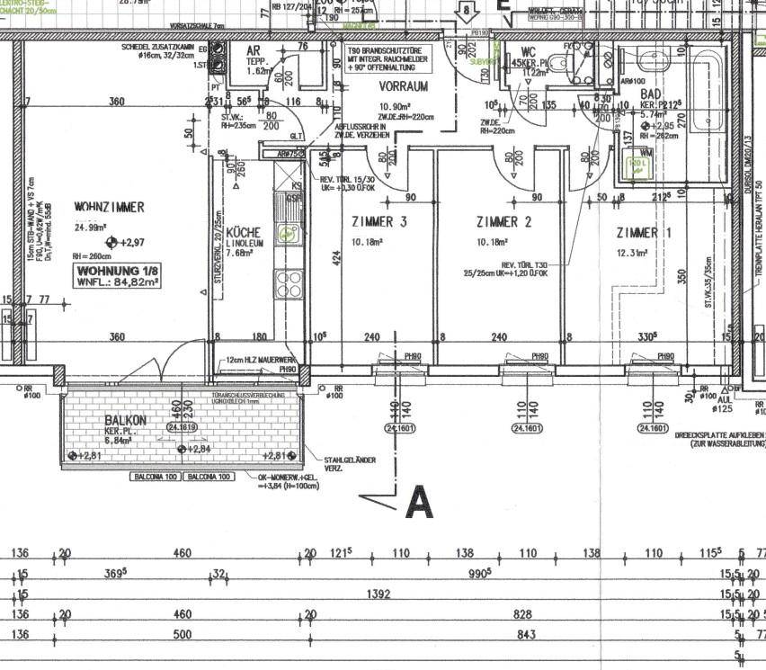 Grundriss einer Wohnung mit Wohnzimmer, Küche, drei Zimmern, Bad, WC und Balkon.