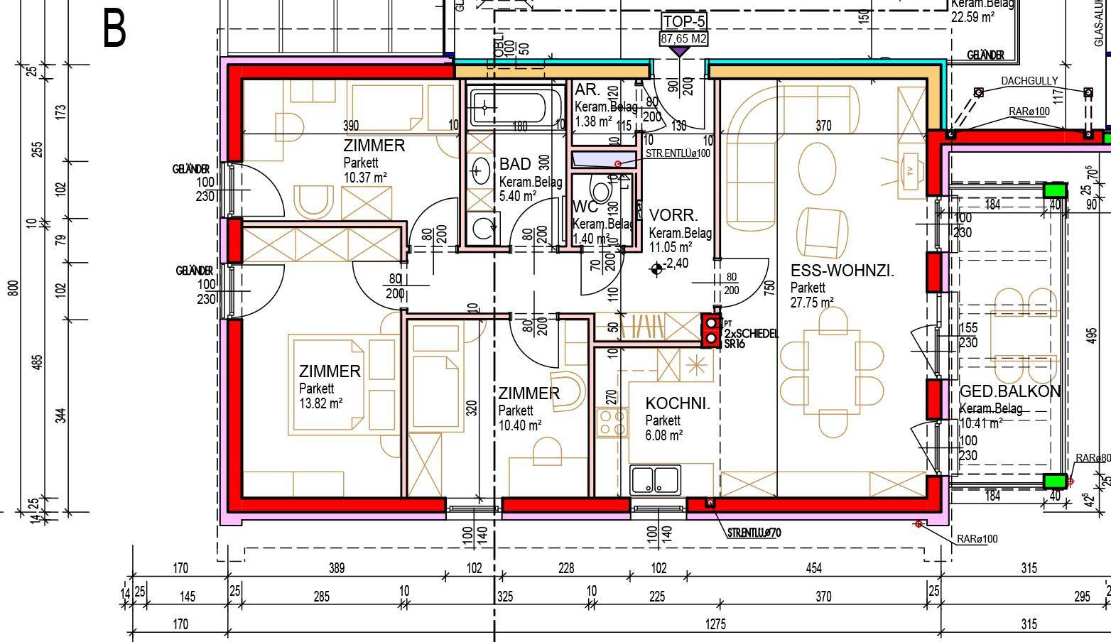Detaillierter Grundriss einer Wohnung mit mehreren Zimmern, Bad, WC und gedecktem Balkon.