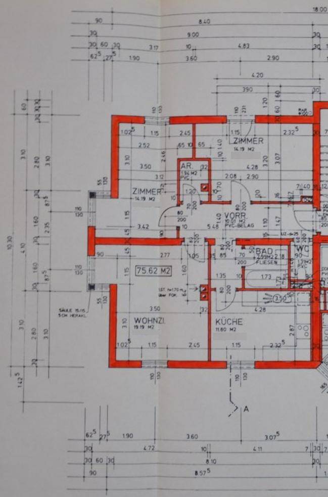 Detaillierter Grundriss einer Wohnung mit Zimmern, Bad und Küche, hervorgehobenen Wänden und Maßen.