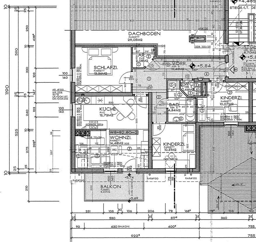 Detaillierter Grundriss einer Wohnung mit mehreren Zimmern, Küche, Bad und Balkon.
