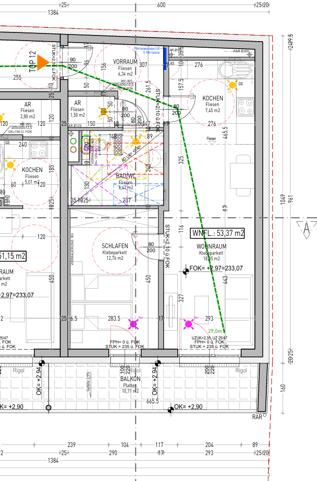 Detaillierter Grundriss einer Wohnung mit mehreren Zimmern und Balkonzugang.