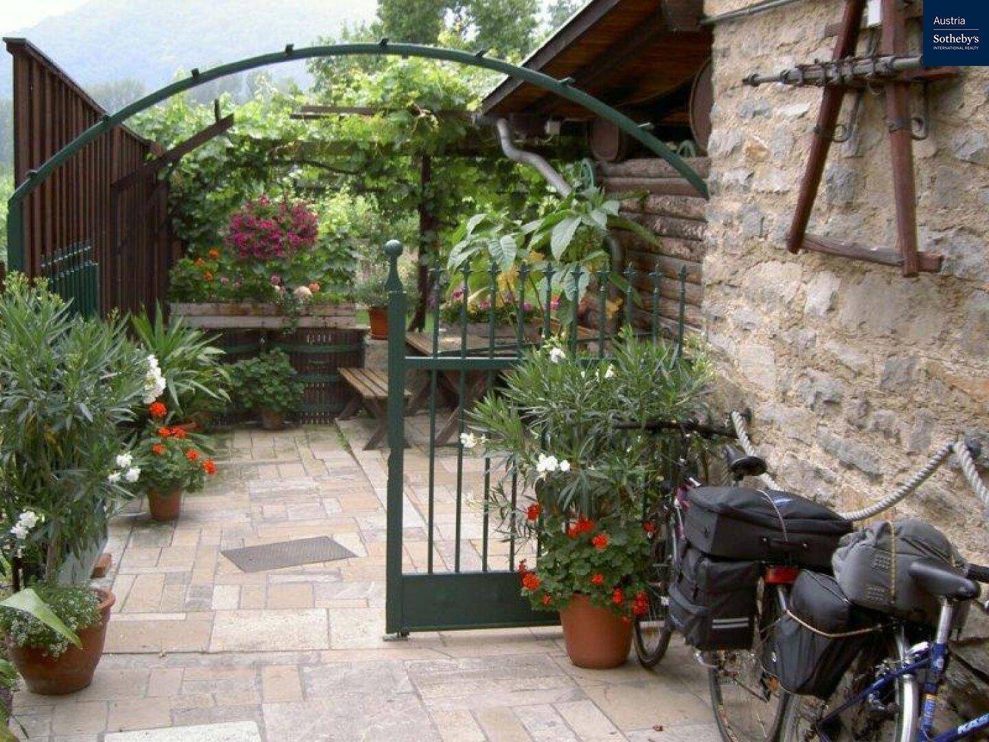 Eingang Weintaverne