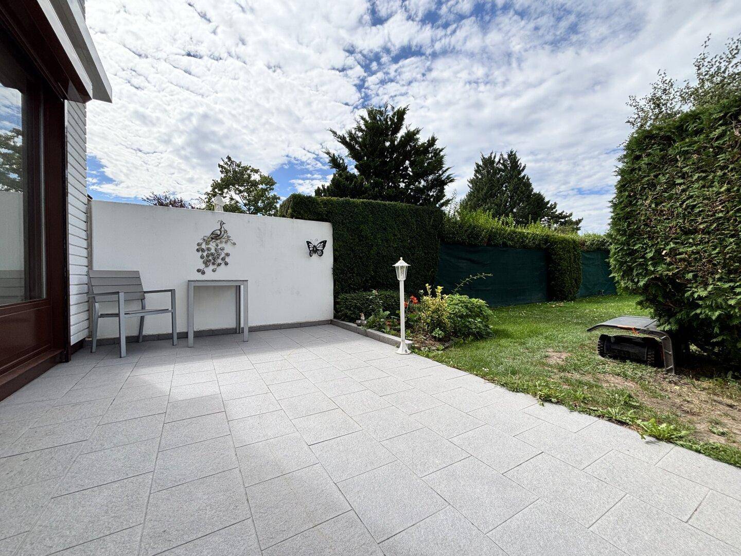 Gemütliche Terrasse mit Sitzgelegenheiten und direktem Zugang zum privaten Garten.